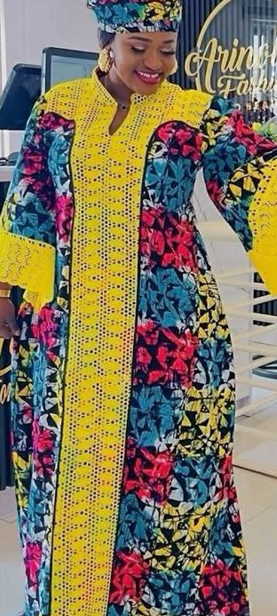 Robe longue en wax multicolore avec plastron en dentelle jaune